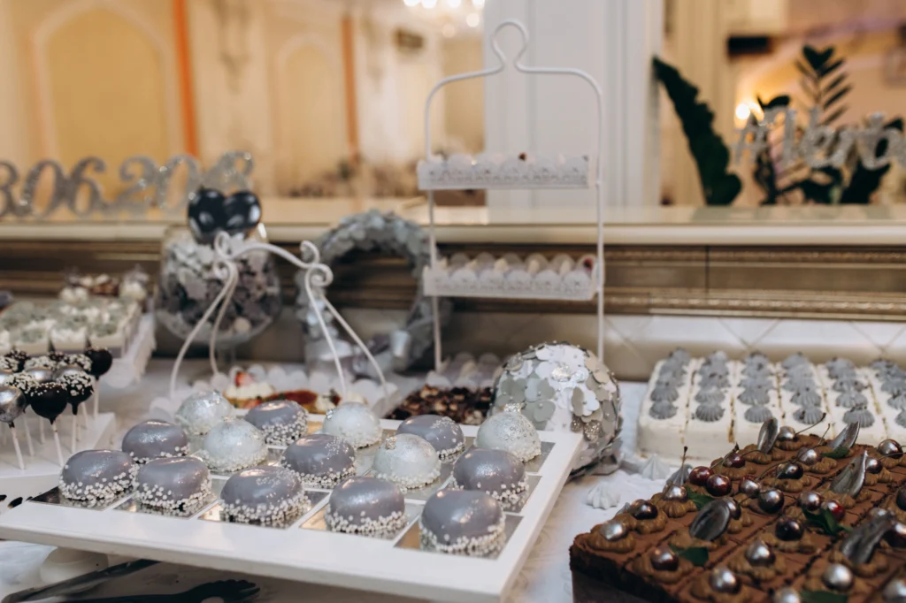 How Jewelry Lighting Affects Diamond Appearance (Store vs Home)