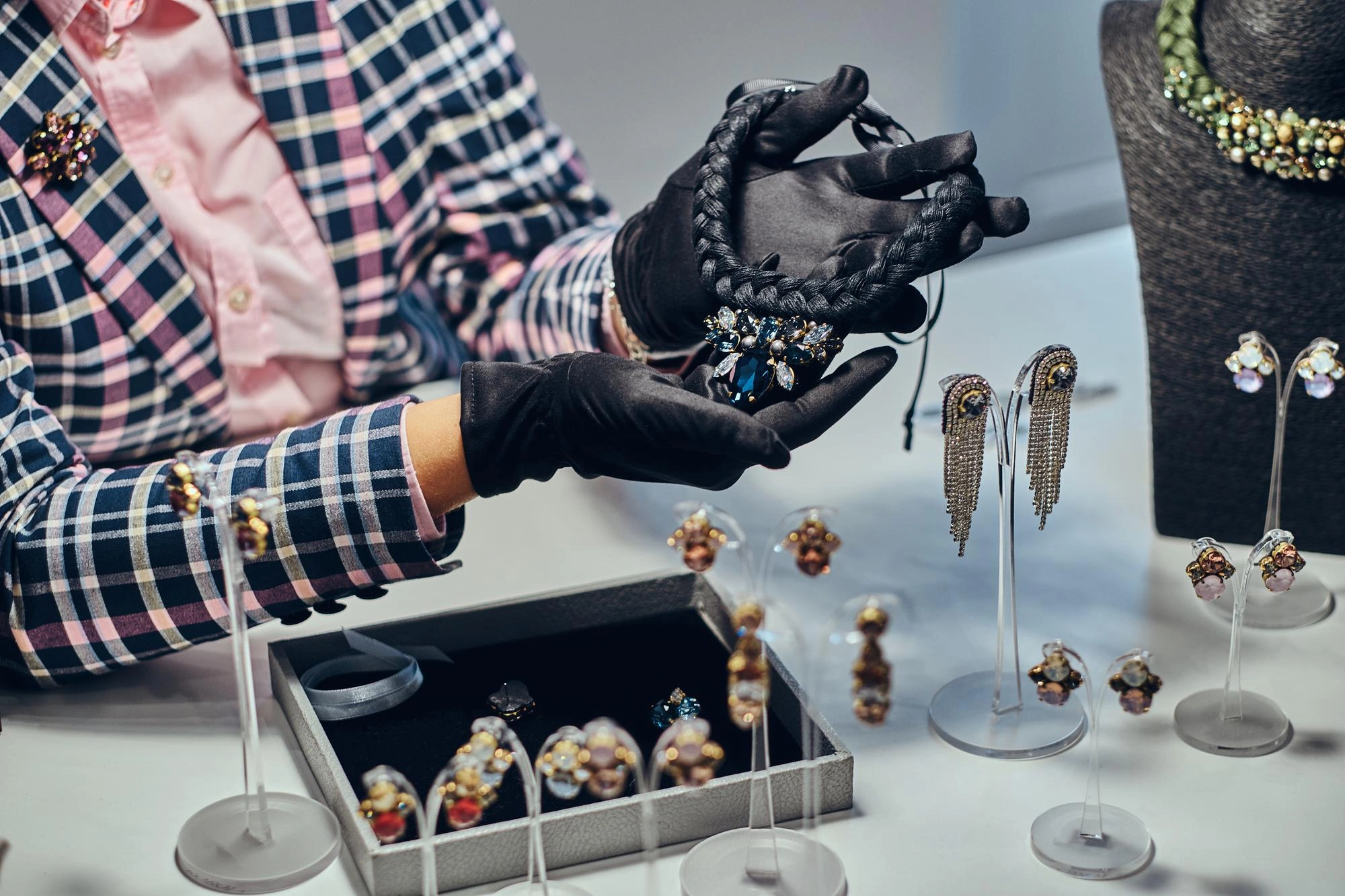 Custom vs Ready-Made Jewelry: Which One Is Better?